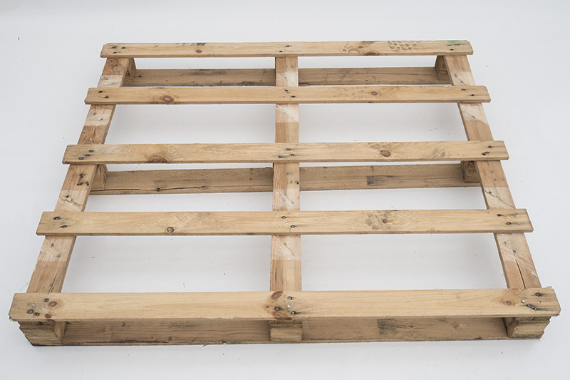 Palette en bois légère - 5 planches débordantes - Charge maximum 300 kg - 100 cm x 120 cm_0