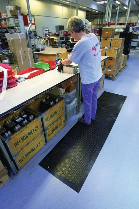 Revêtement de sol ergonomique - Tapis anti-fatigue L900xL600xEp11mm en caoutchouc nitrile noir_0