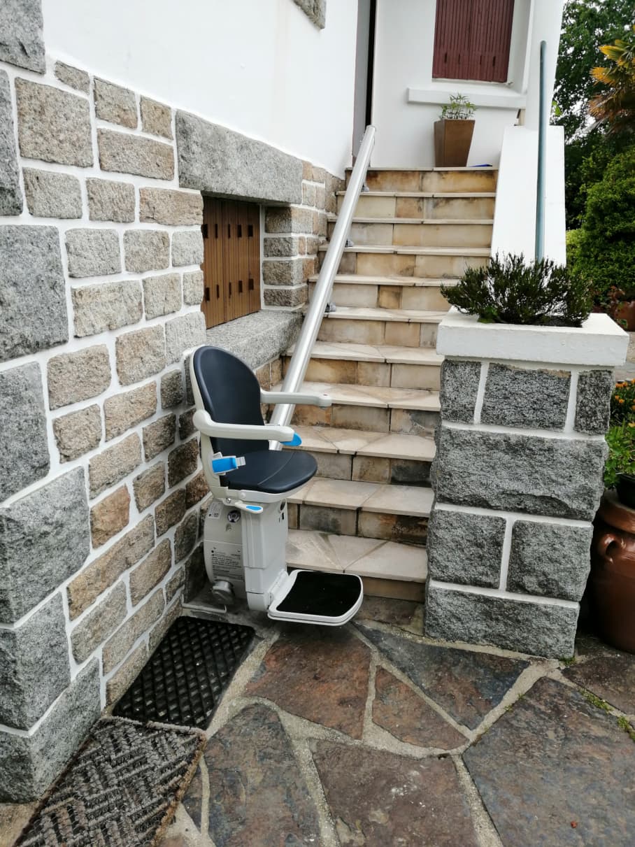 Fauteuil monte-escalier  extérieur à système de rail sans crémaillère  révolutionnaire -  en Bretagne et à Nantes - HANDICARE_0