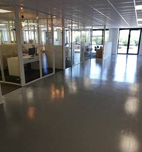 Résine de sol bi composant utilisée pour la protection et la décoration des sols soumis à des contraintes mécaniques ou chimiques importante_0