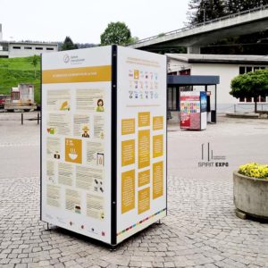 Totem sur pieds 4 faces pour exposition itinérante_0