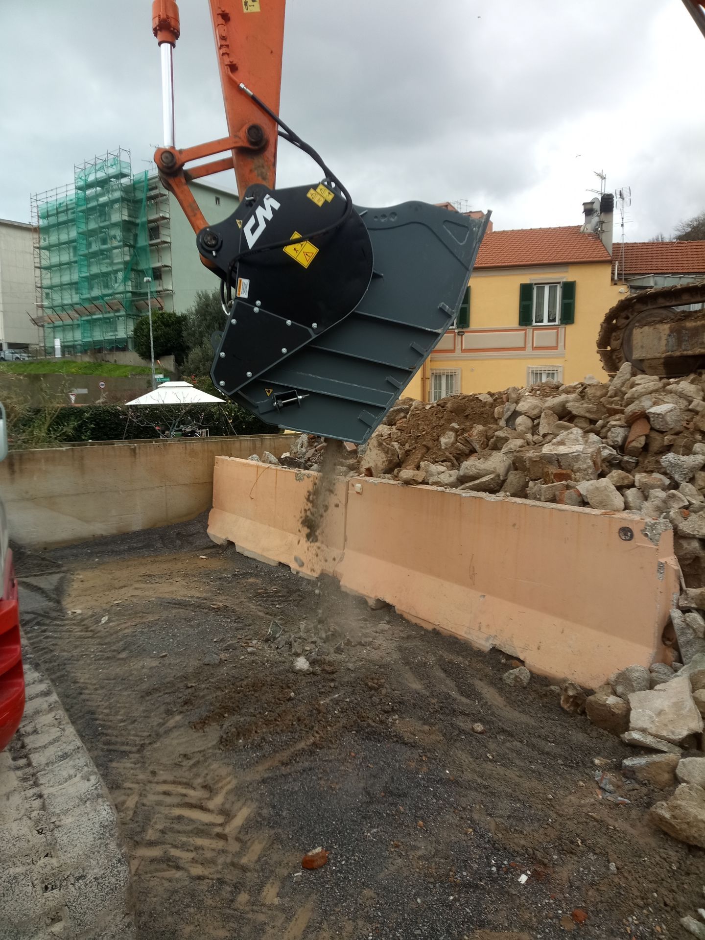 Godet concasseur pour pelle de 10 à 17 tonnes_1