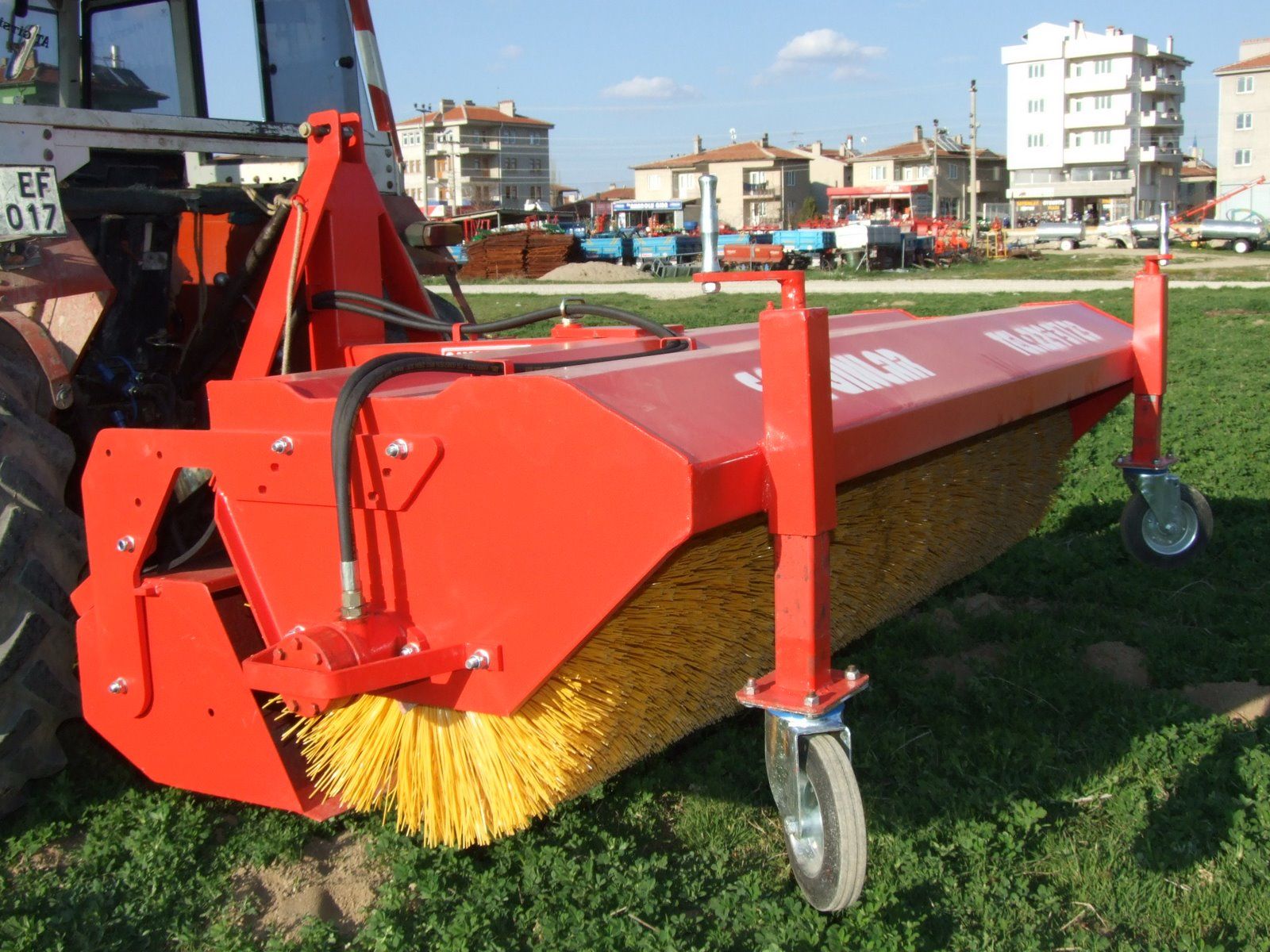 Tracteur de balayeuse de route monté à l'arrière - Basic+ avec godet pour nettoyage et désinfection_0