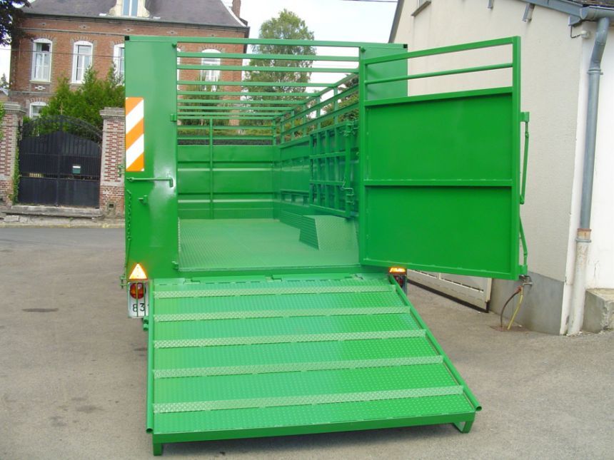 Vachère en châssis UPN avec fond en tôle larmée