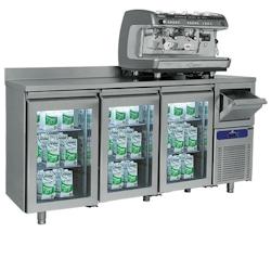 Arrière Bar Réfrigérée Avec 3 Portes En Verre GN 1/1, Tiroir à Marc Et Dosseret, -2°/+8°C - Mastro - 0651637618863_0