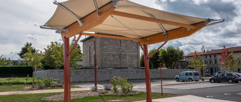 Préau scolaire sur mesure - charpente mixte bois / acier et couverture en membrane textile - 35 m²_0