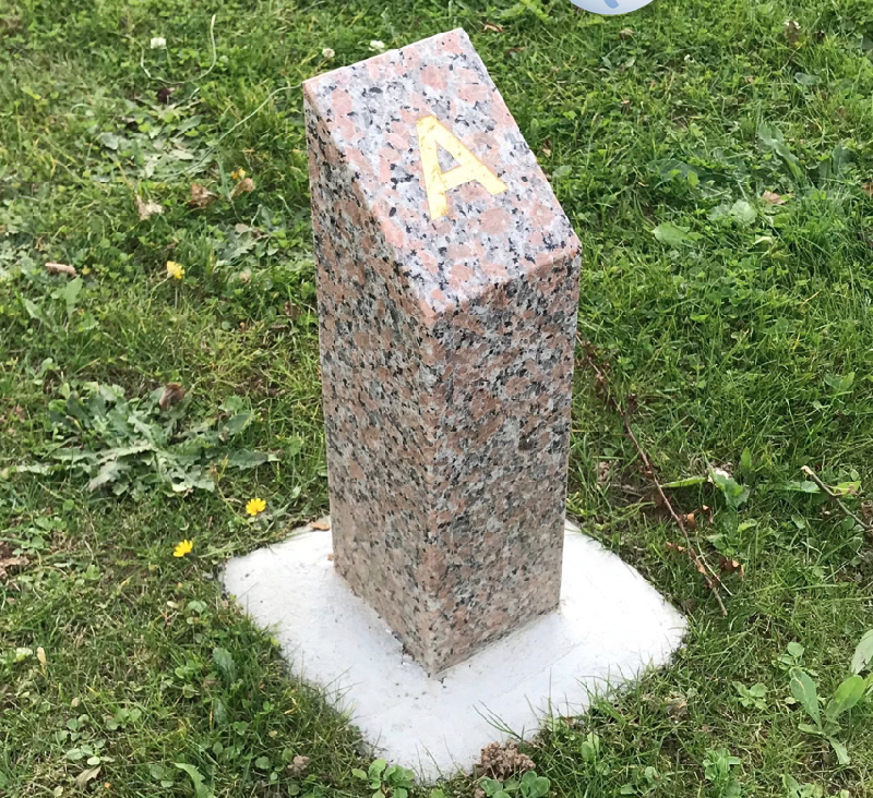 Bornes Signalétiques pour Cimetière en Granit - Éléments pratiques et symboliques_0