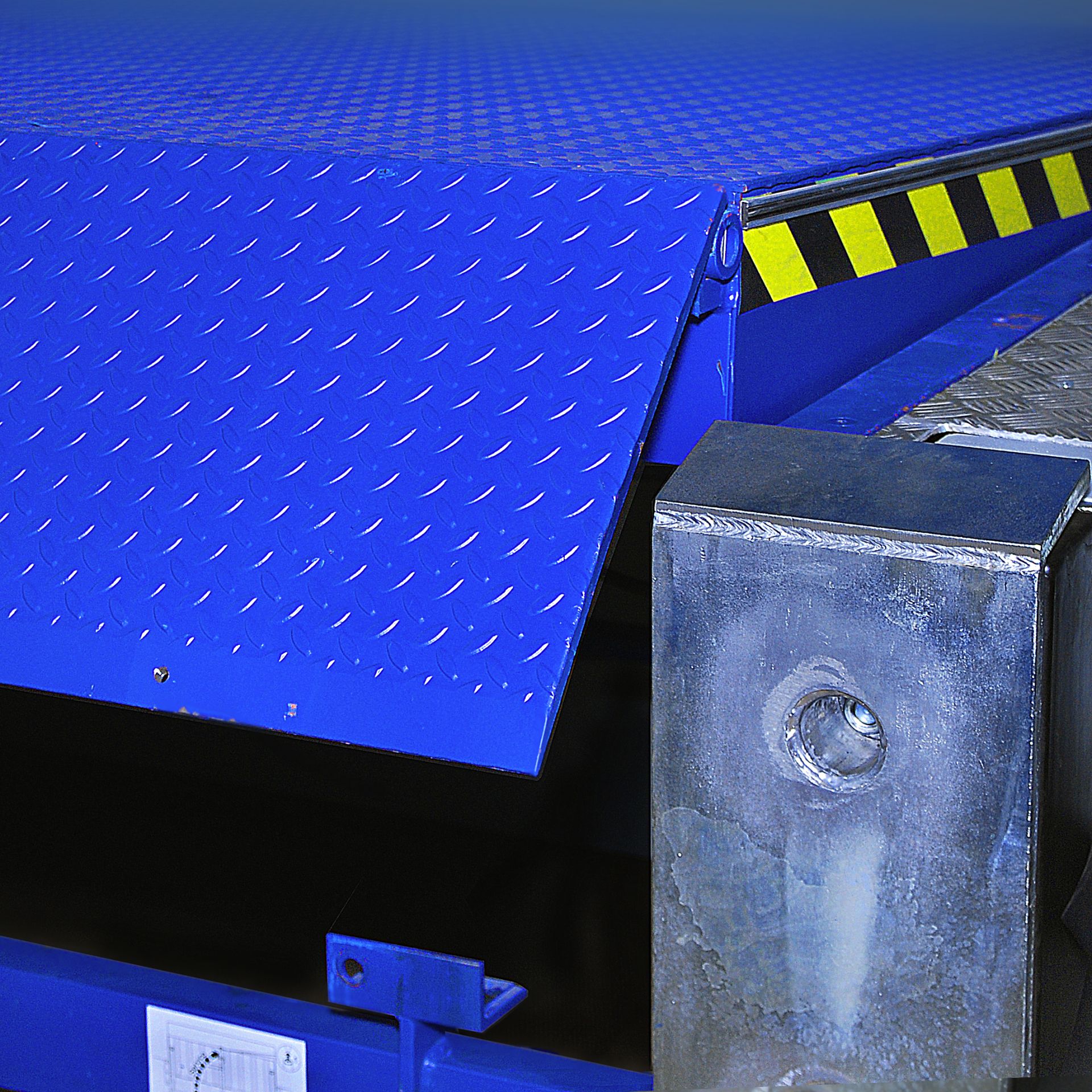 Niveleur de quai à lèvre télescopique ou basculante - acier ou aluminium - avec système de contrôle intégré_1