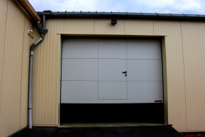 Porte sectionnelle industrielle sur mesure adaptée aux ouverture de votre garage, atelier ou hangar_0