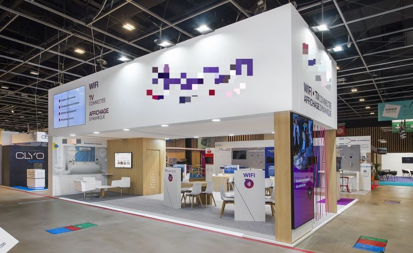 Stand attractif et modulable - Équipé d'écrans dynamiques et d'espaces de discussion - Salon EquipHotel 2018_0