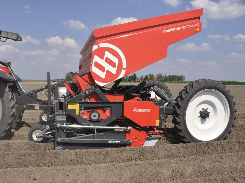 Miedema Structural 4000 - Planteuse à courroies 4 rangs - Dewulf BV - Capacité de trémie 3000 à 4000 kg_0