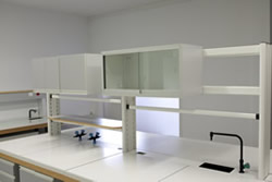 Paillasses de laboratoire avec mobilier technique aérien réglable et modulable_0