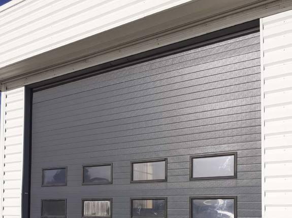 Porte sectionnelle avec portillon - châssis aluminium, isolation thermique et acoustique - Scientelec Automatismes_0