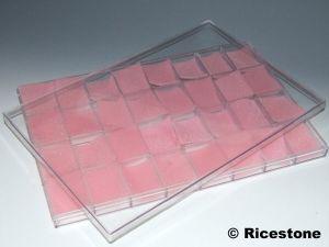 2I) COFFRET PLASTIQUE 24,5 X 36 CM 32 COMPARTIMENTS.