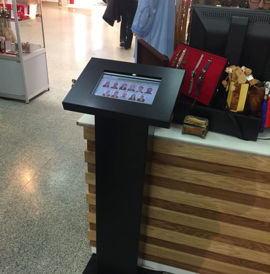 Borne tablette tactile - tailles : large, moyenne, petite - pour applications mobiles et interactions clients_0