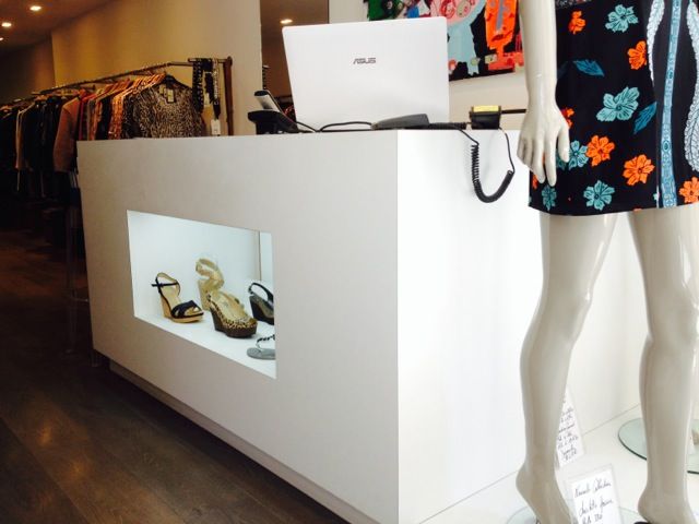 Comptoir pour magasin - A4 Inside - avec vitrine intérieure, design fonctionnel_0