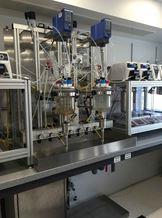 Laboratoire de synthèse automatisé - Réacteurs de laboratoire avec pompe, balances, agitateurs et système informatique_0