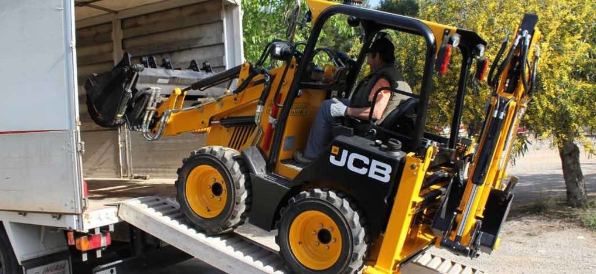 JCB 1CX Tractopelles - Compacte avec capacité de chargement de 600 kg_0
