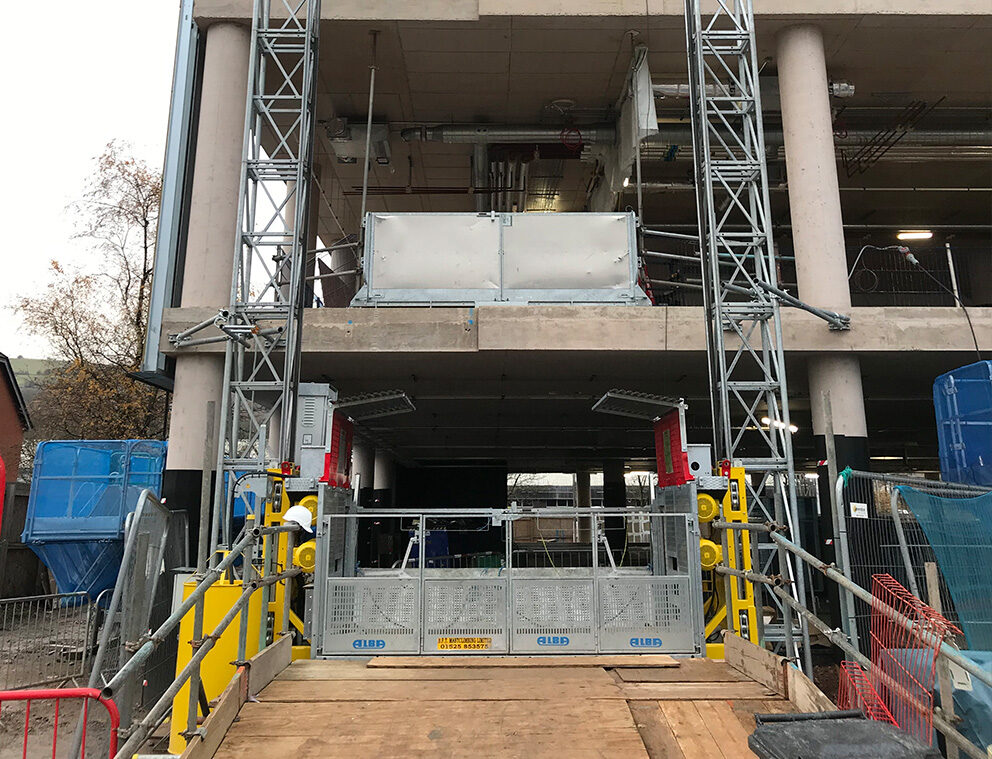 Monte-matériaux avec personnel accompagnant configurable avec de différentes dimensions de cabine jusqu'à 5,3 x 3,2 m - PTB 3800_0