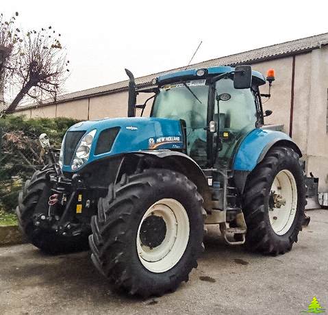 Tracteur agricole avec 4 roues motrices, puissance 220ch - t7 new holland_0