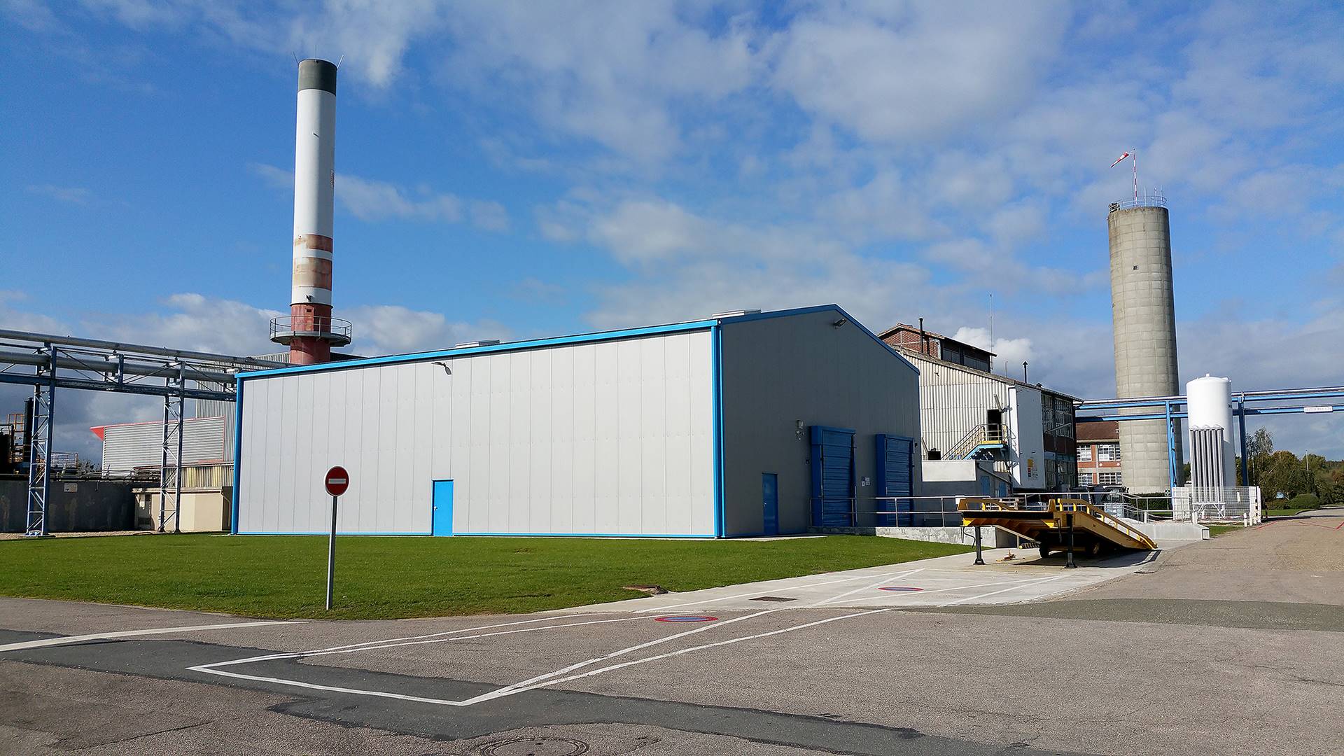 Entrepôt de stockage modulable - Bâtiment métallique en acier galvanisé avec quai de chargement_1