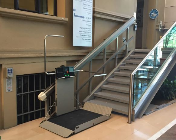 Plateforme monte-escalier inclinée idéale pour les escaliers d'édifices privés et publics - Garaventa Lift X3_0