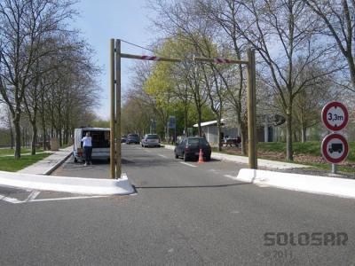 Portique de gabarit double battant, conçu pour limiter l'accès aux parkings et aires de repos - Hauteur de passage jusqu'à 2,25 m_0