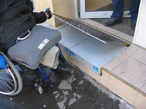 Rampe d'accès dépliable de fauteuil roulant pour espace réduit - trait d'union_0