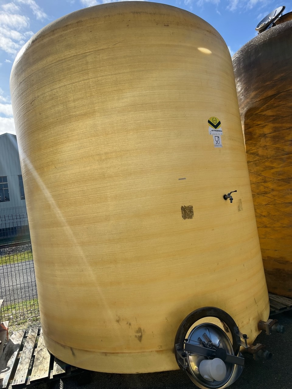 Cuve vetroresina 150 hl d'occasion - couleur naturelle - niveau gradué par transparence - Ø 2400 hauteur 3300 - porte ronde DN 400_0