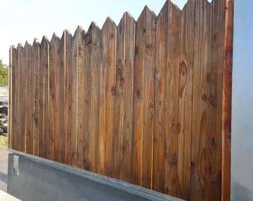 Palissade en bois vertical conçue pour les professionnels du bâtiment, des travaux publics, des collectivités_0