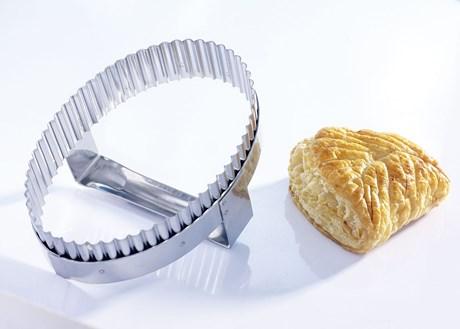 DÉCOUPOIR À CHAUSSON INOX AVEC POIGNÉE 17 CM