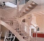 Escalier tournant - immense discrétion avec limons courbes et patine assortie_0