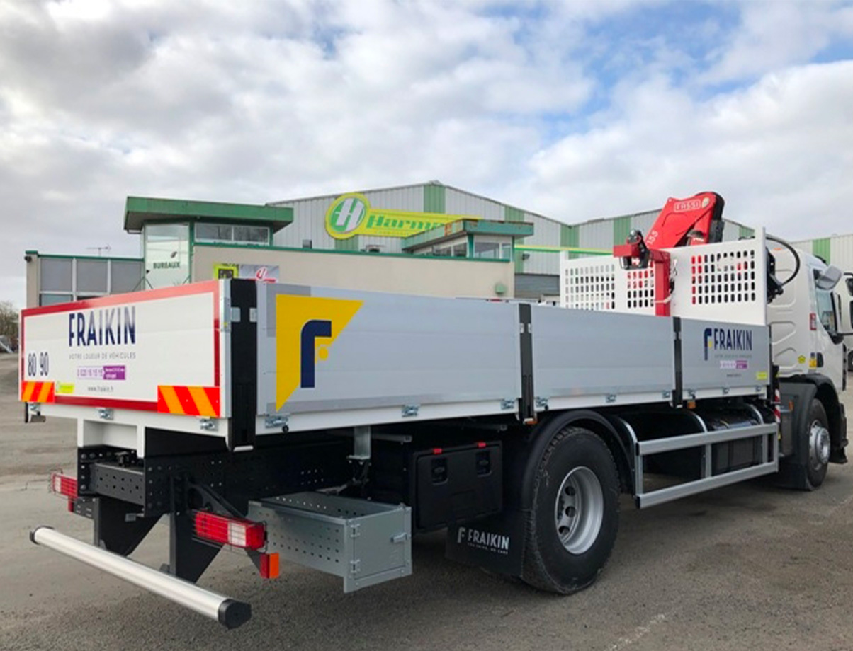 Plateau ridelles avec grue Fassi F135 - Remorque plateau pour poids lourd_0