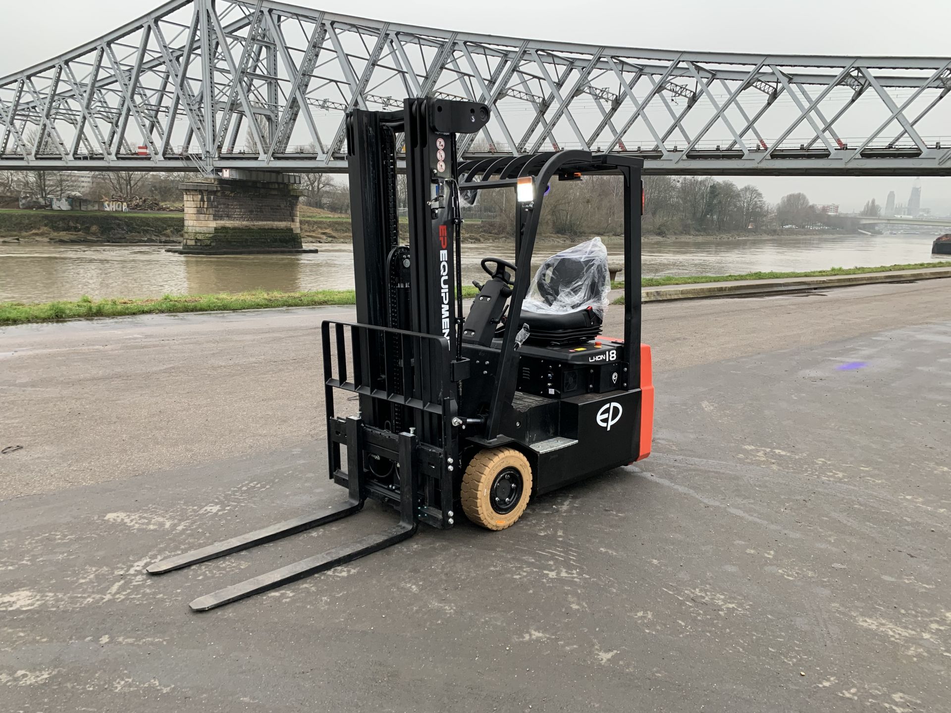 Chariot élévateur électrique Lithium-Ion CPD18TVL - 1800 kg - Batterie Li-Ion EP 80V avec chargeur intégré monophasé 35A_0