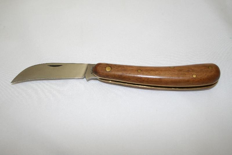 Greffoir TINA 613 - Droitier - Lame incurvée biseautée - Manche en noyer poli - 17cm_0