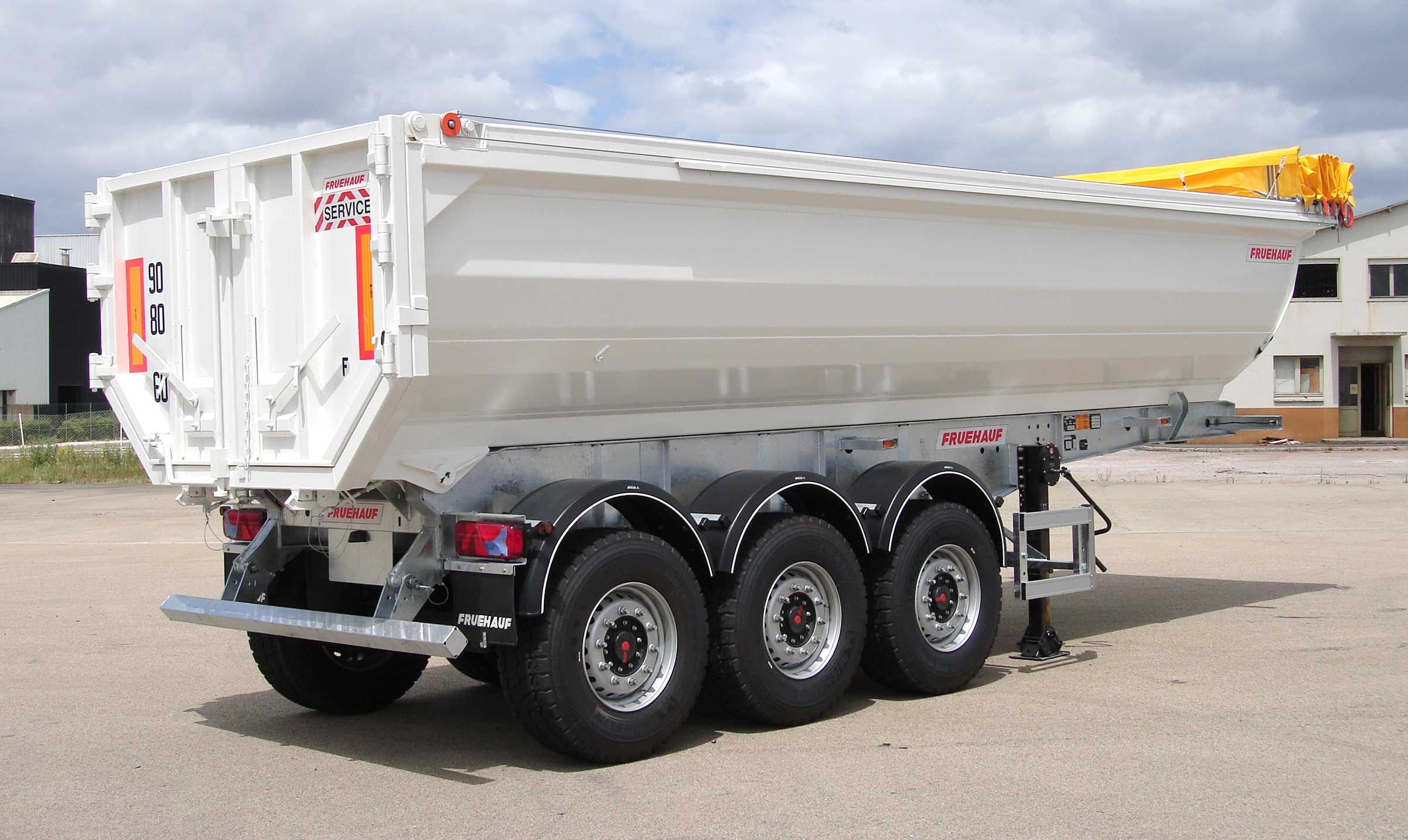 Intensive - Bennes travaux publics Fruehauf - Volumes de 22 à 27 m3 - Acier spécial Hardox® pour résistance à l'abrasion_0