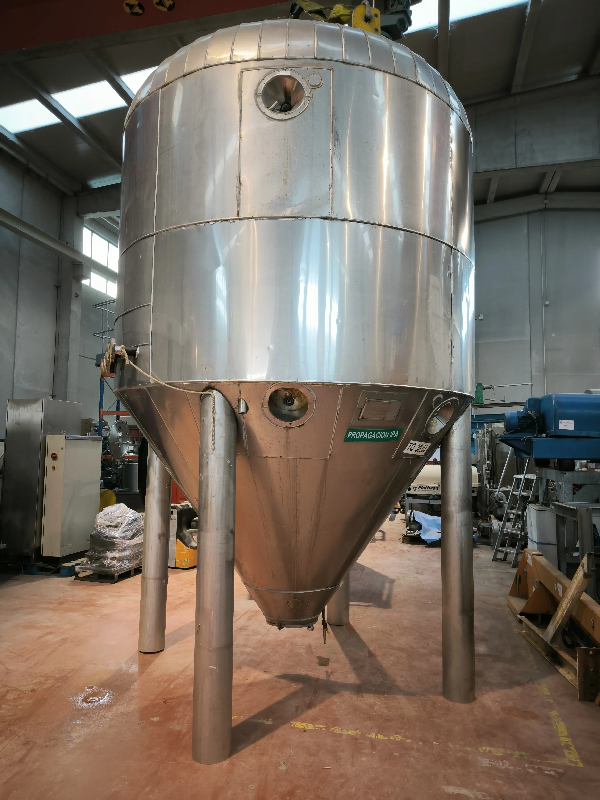 Cuve verticale en acier inoxydable de 14300 litres, calorifugée et avec agitation - référence : c13627_0