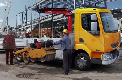 Grue auxiliaire Fassi M40A - capacité de levage jusqu’à 4,10 tm - bras hydraulique 5,85 m - compacte et légère_0