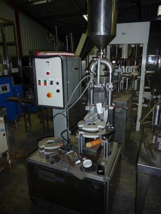 Remplisseuse rotative liquide d'occasion - 2 becs - Embatherm - avec trémie et pompe de dosage volumétrique_0