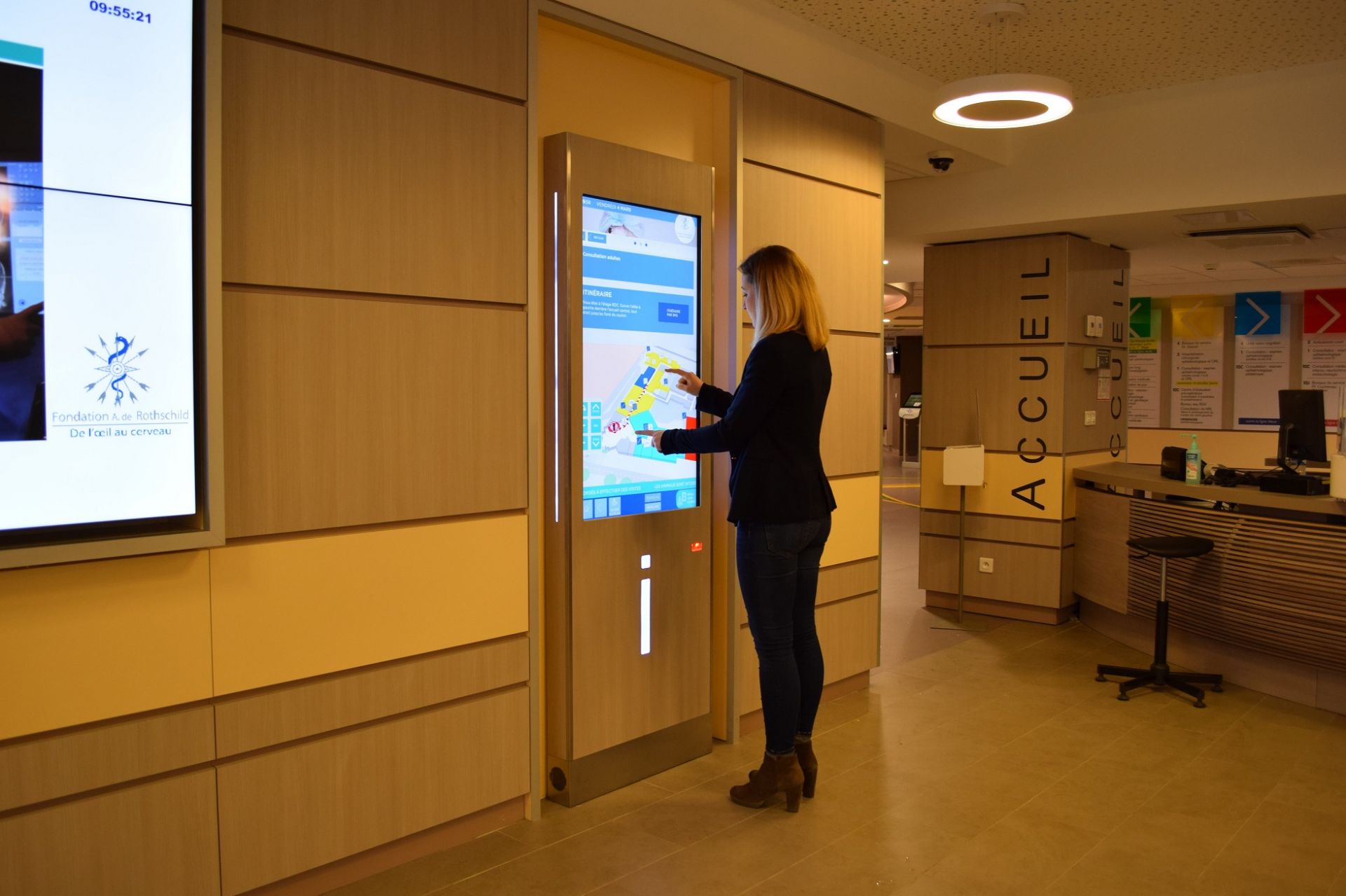 Borne interactive indoor - ViaDirect Lémurien - écran haute luminosité, options NFC et QR code_1