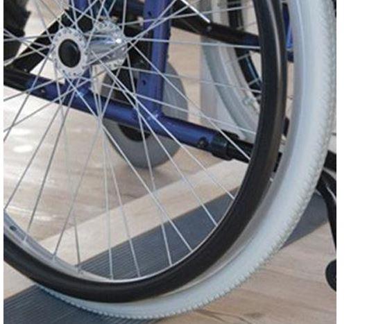 Mini rampe en caoutchouc - adaptée aux petits passages de porte, portes-fenêtres et douches à l'italienne_0
