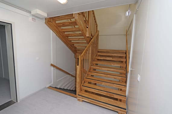 Bungalow à escalier intérieur avec palier en bois de chêne - Containex_0