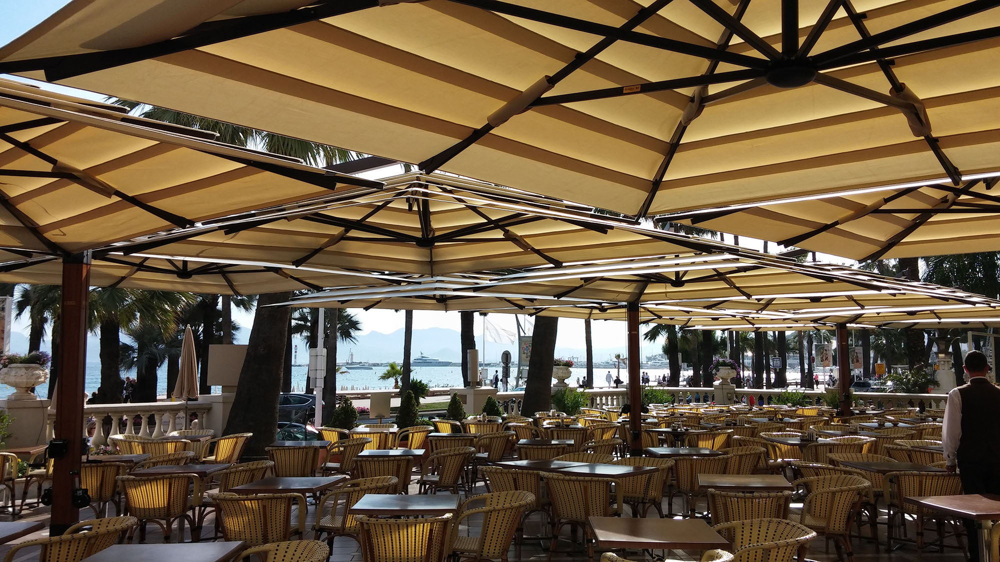 Parasol géant Quadrifoglio - couverture jusqu'à 100m2 avec système MULTIVALVOLA® breveté_0