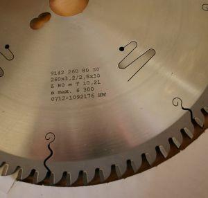 LAME CIRCULAIRE CARBURE ALU/PVC - DIAMÈTRE 260MM - ALÉSAGE 30MM - 80 DENTS NÉGATIVES - EP 3,2/2,5 - AKE