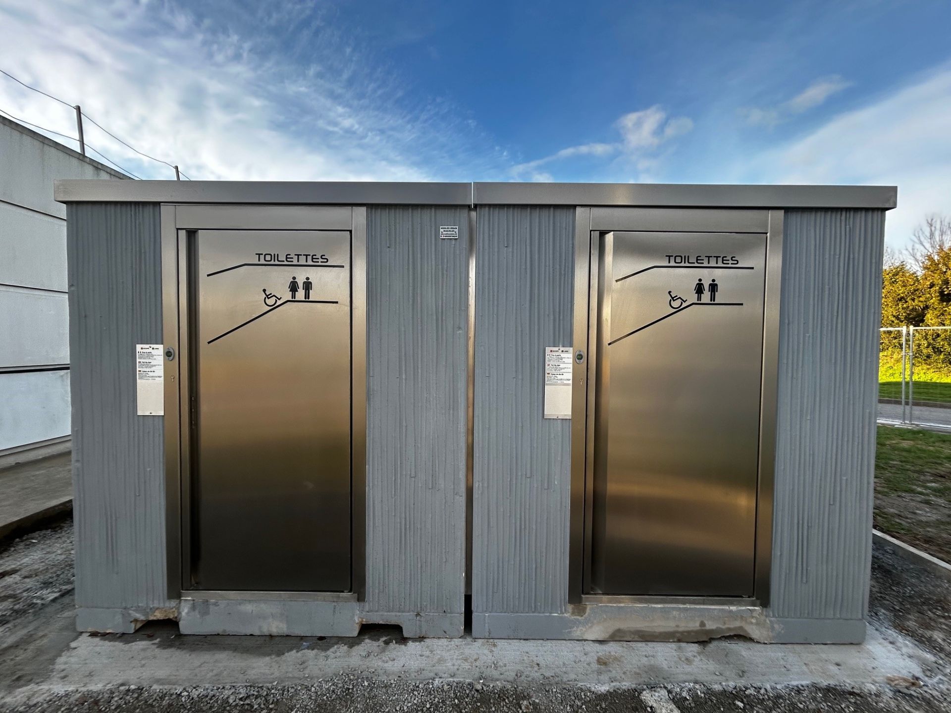 Cabine PMR double disponible en version manuelle, semi-automatique ou automatique - réf 2055_0