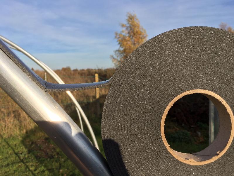 Ruban de mousse isolante adhésive - rouleau de 10m - largeur 25mm, épaisseur 3mm - résistance à l'humidité_0