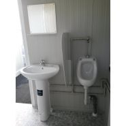 Bungalow sanitaire de chantier avec WC à l'anglaise, un urinoir, une douche et un lave main - SDU
