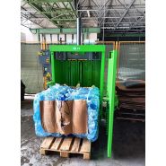 Presse à balles haute capacité V16 pour plastique et film plastique - Compactage sécurisé pour déchets souples et volumineux.