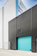Porte sectionnelle industrielle réalisée à base de panneaux isolés, conçue pour préserver l'efficacité de votre entreprise_1