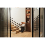 Monte escalier ergonomique avec rail noir sobre et raffiné,  commande simple et assise pivotante - JOYA